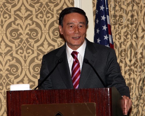 王岐山副总理在纽约向美国工商金融界人士发表讲话 6月19日,国务院副总理王岐山在纽约出席美国金融服务论坛、银行家协会、亚洲协会共同为他举办的欢迎宴会。王岐山在宴会上着重就中美关系、中国知识产权保护和中国金融市场开放等问题阐述看法。 新华社记者 姚大伟 摄