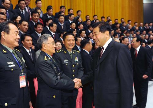 十一届全国政协第四期委员学习研讨班在京举办 10月27日,政协十一届全国委员会第四期委员学习研讨班在北京举行开班式。中共中央政治局常委、全国政协主席贾庆林会见全体学员。 新华社记者李涛摄
