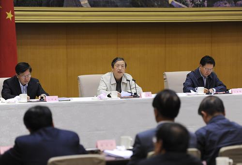 10月11日,全国乡镇机构改革工作电视电话会议在京召开,国务委员兼国务院秘书长马凯出席会议并讲话。 新华社记者李学仁摄