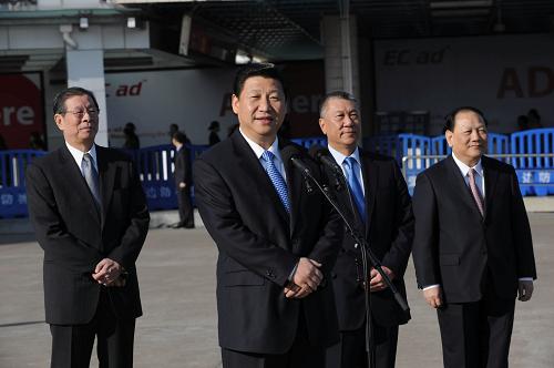 1月10日,国家副主席习近平由珠海乘车抵达澳门考察访问。这是习近平抵达澳门拱北口岸后向前来采访的记者发表简短讲话。 新华社记者 马占成 摄