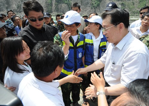 6月1日至3日,中共中央政治局常委李长春先后到四川绵阳、德阳和成都,实地察看受灾情况,慰问干部群众和救援人员,指导抗震救灾工作。这是6月3日,李长春在四川汶川县映秀镇看望慰问来自广东省和山东省的志愿者。 新华社记者李学仁摄