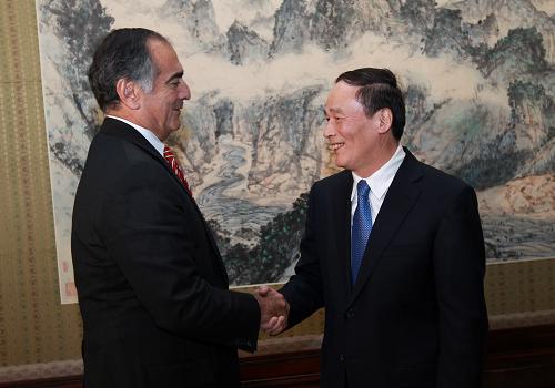 2月15日,中国国务院副总理王岐山在北京会见美国摩根士丹利公司董事长约翰·麦克率领的美国工商界代表团。新华社记者 庞兴雷 摄