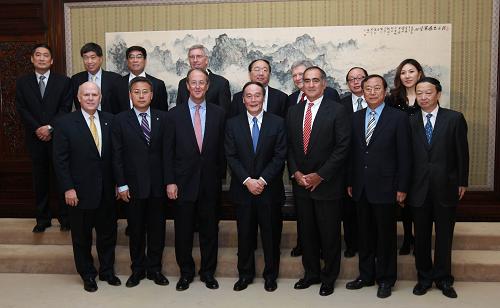 2月15日,中国国务院副总理王岐山在北京会见美国摩根士丹利公司董事长约翰·麦克率领的美国工商界代表团。新华社记者 庞兴雷 摄