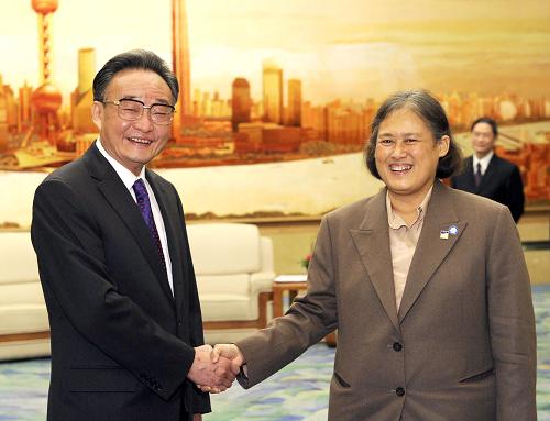 4月6日,全国人大常委会委员长吴邦国在北京人民大会堂会见泰国诗琳通公主。新华社记者 饶爱民 摄
