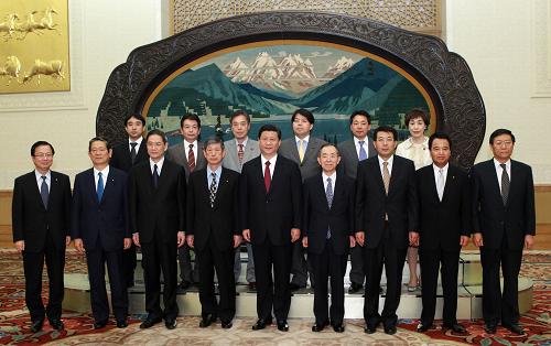 5月4日,国家副主席习近平在北京人民大会堂会见以会长高村正彦为团长的日本日中友好议员联盟代表团一行。新华社记者 庞兴雷 摄