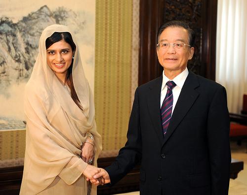 8月24日,国务院总理温家宝在北京中南海紫光阁会见巴基斯坦外长希娜。新华社记者 刘建生 摄