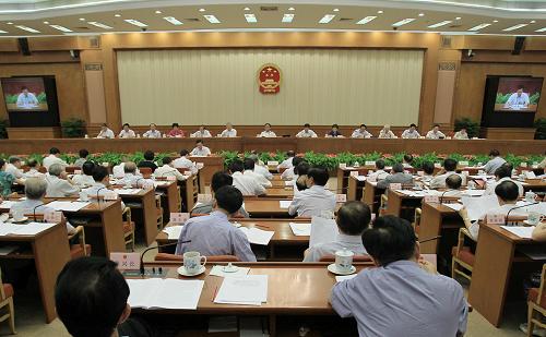 8月25日,十一届全国人大常委会第二十二次会议在北京人民大会堂举行第二次全体会议,听取国务院关于今年以来预算执行情况的报告、关于今年以来国民经济和社会发展计划执行情况的报告。吴邦国委员长出席会议。新华社记者 樊如钧 摄