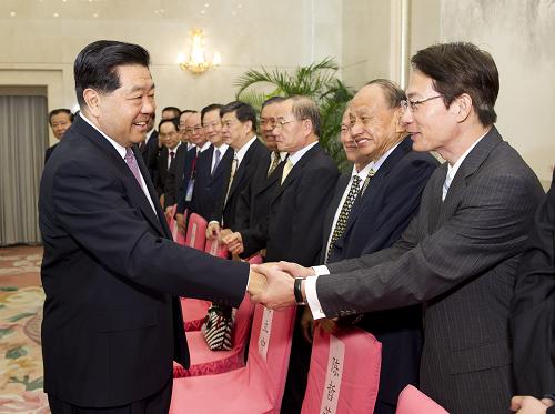8月25日,中共中央政治局常委、全国政协主席贾庆林在北京全国政协礼堂会见饶颖奇率领的台湾民意代表交流参访团。新华社记者 黄敬文 摄