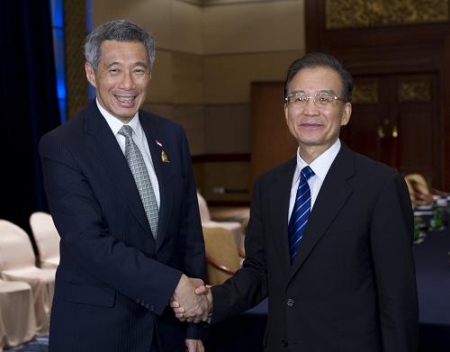11月19日,中国国务院总理温家宝在印度尼西亚巴厘岛会见新加坡总理李显龙。新华社记者 李学仁 摄