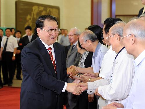 李长春接见出席人民出版社创建90周年纪念大会代表 9月1日,中共中央政治局常委李长春在北京人民大会堂接见出席人民出版社创建90周年纪念大会代表并发表讲话。 新华社记者李涛摄