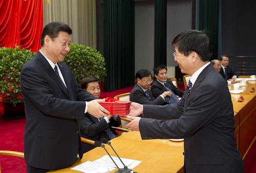 习近平出席中央党校举行2011年秋季学期第一批进修班毕业典礼 11月3日,中共中央党校举行2011年秋季学期第一批进修班毕业典礼。中共中央政治局常委、中央书记处书记、中央党校校长习近平出席毕业典礼,并为学员颁发毕业证书。 新华社记者 黄敬文 摄