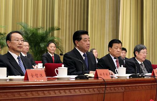 贾庆林出席全国非公有制经济先进典型事迹报告会并讲话 12月2日,中共中央政治局常委、全国政协主席贾庆林在北京出席全国非公有制经济先进典型事迹报告会并讲话。 新华社记者 丁林 摄