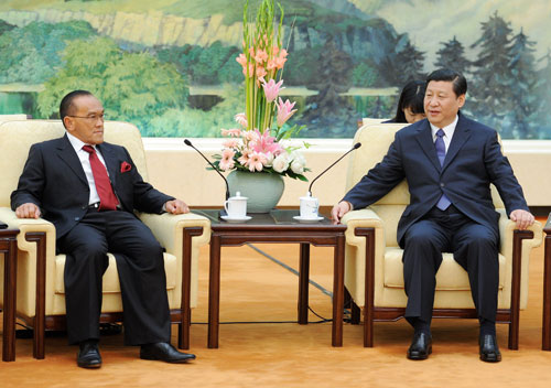 4月20日,中共中央政治局常委、国家副主席习近平在北京人民大会堂会见以总主席阿布里扎尔·巴克里为团长的印尼专业集团党代表团。新华社记者 刘建生 摄