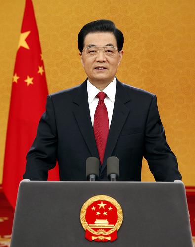 新年前夕,国家主席胡锦涛通过中国国际广播电台、中央人民广播电台、中央电视台,发表题为《携手促进世界和平与共同发展》的新年贺词。 新华社记者 鞠鹏 摄