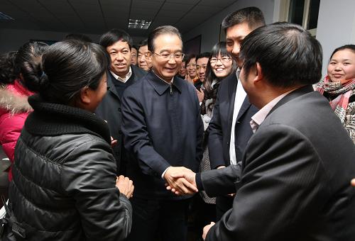 1月21日至22日,中共中央政治局常委、国务院总理温家宝来到河南省鹤壁市、安阳市的一些社区和农村,就政府工作报告和“十二五”规划纲要草案听取群众意见。这是1月21日晚,温家宝在鹤壁市淇滨区兰苑小区居委会与群众交谈。新华社记者 姚大伟 摄