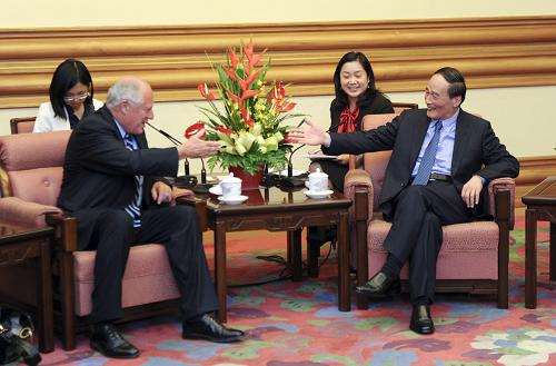 9月19日,中国国务院副总理王岐山在北京中南海会见美国伊利诺伊州州长帕特·奎因。 新华社记者 张铎 摄
