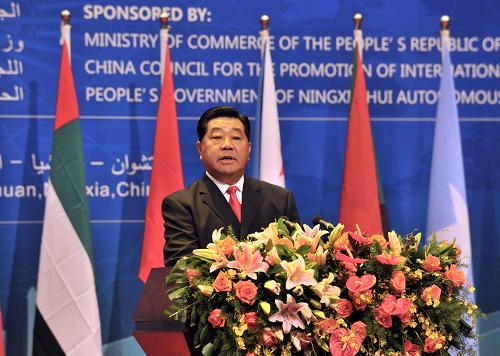 9月21日,2011中国(宁夏)国际投资贸易洽谈会暨第二届中国·阿拉伯国家经贸论坛在宁夏回族自治区银川市开幕。中共中央政治局常委、全国政协主席贾庆林出席开幕式并在中阿经贸论坛高峰会议上发表题为《携手促发展合作谋共赢》的演讲。新华社记者 刘泉龙 摄