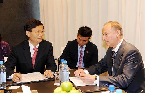 9月21日,中国国务委员孟建柱(左)在俄罗斯叶卡捷琳堡会见俄罗斯联邦安全会议秘书帕特鲁舍夫(右)。为期两天的第二届安全事务高级代表国际会议21日在俄罗斯西伯利亚城市叶卡捷琳堡开幕,中国国务委员、公安部长孟建柱率领中国代表团参会。与会期间,孟建柱会见了俄罗斯联邦安全会议秘书帕特鲁舍夫。新华社记者 李勇 摄