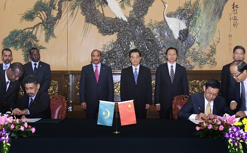 9月23日,中国国家主席胡锦涛与来华出席第二届中阿经贸论坛并访华的毛里塔尼亚总统阿齐兹,在北京人民大会堂共同出席有关双边合作文件的签字仪式。新华社记者 马占成 摄
