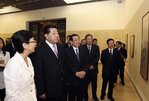 9月23日,中共中央政治局常委、全国政协主席贾庆林来到中国美术馆,参观正在这里举办的“纪念辛亥革命一百周年何香凝艺术精品展”。 新华社记者 丁林 摄