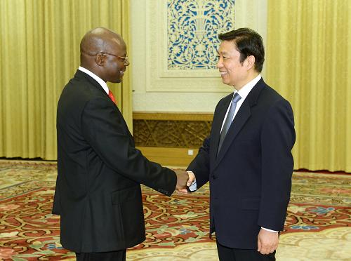 5月6日,中共中央政治局委员、国家副主席李源潮在北京会见马派拉副总书记率领的南非共产党代表团。新华社记者 马占成 摄