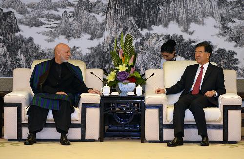 9月26日,中国国务院副总理汪洋在陕西西安会见出席2013欧亚经济论坛的阿富汗总统卡尔扎伊。新华社记者 李一博 摄