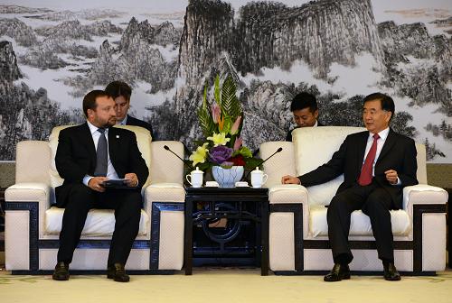 9月26日,中国国务院副总理汪洋在陕西西安会见出席2013欧亚经济论坛的乌克兰第一副总理阿尔布佐夫。 新华社记者 李一博 摄