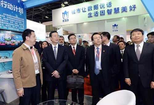 11月20日,中共中央政治局常委、国务院副总理张高丽在北京展览馆出席中欧城市博览会开幕式并参观展览。这是张高丽参观展览。新华社记者 李涛 摄