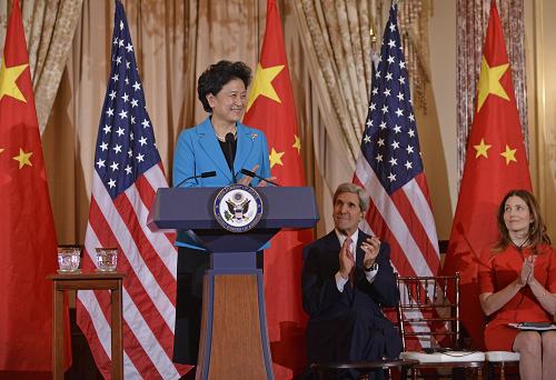 11月21日,在美国首都华盛顿,中国国务院副总理刘延东在第四轮中美人文交流高层磋商全体会议上致辞。中国国务院副总理刘延东21日在华盛顿与美国国务卿克里共同主持第四轮中美人文交流高层磋商。新华社记者 张军 摄