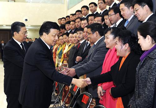 1月15日,中共中央党校举行2013年秋季学期毕业典礼。中共中央政治局常委、中央党校校长刘云山出席毕业典礼,并为学员颁发毕业证书。 新华社记者 饶爱民 摄