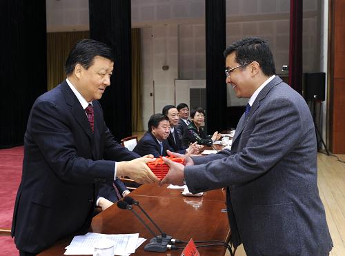 1月15日,中共中央党校举行2013年秋季学期毕业典礼。中共中央政治局常委、中央党校校长刘云山出席毕业典礼,并为学员颁发毕业证书。 新华社记者 饶爱民 摄