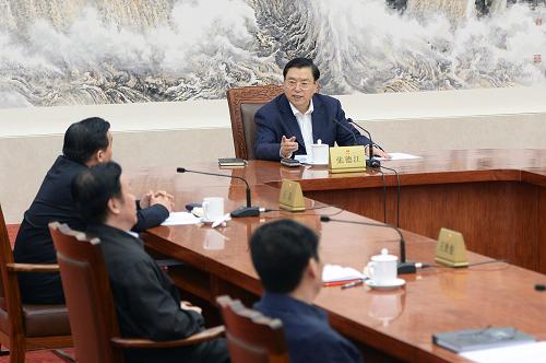 1月15日,中共十二届全国人大常委会党组召开会议,学习贯彻习近平总书记在十八届中央纪委第三次全会上的重要讲话和全会精神,全面落实党风廉政建设和反腐败斗争的总体部署。中共中央政治局常委、全国人大常委会委员长、党组书记张德江主持会议并讲话。 新华社记者 李涛 摄