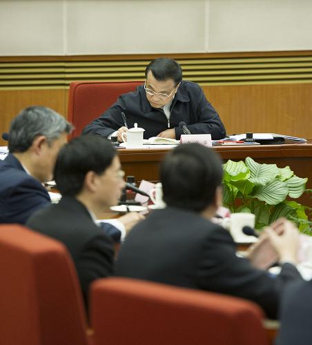 1月17日,国务院总理李克强在北京中南海主持召开座谈会,听取专家学者和企业界人士对《政府工作报告(征求意见稿)》的意见和建议。新华社记者 黄敬文 摄