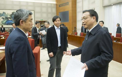 1月17日,国务院总理李克强在北京中南海主持召开座谈会,听取专家学者和企业界人士对《政府工作报告(征求意见稿)》的意见和建议。新华社记者 黄敬文 摄