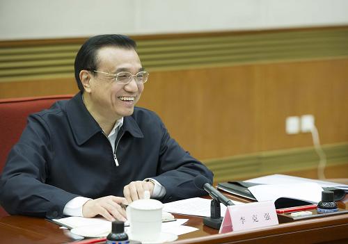 1月17日,国务院总理李克强在北京中南海主持召开座谈会,听取专家学者和企业界人士对《政府工作报告(征求意见稿)》的意见和建议。新华社记者 黄敬文 摄