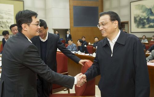 1月17日,国务院总理李克强在北京中南海主持召开座谈会,听取专家学者和企业界人士对《政府工作报告(征求意见稿)》的意见和建议。新华社记者 黄敬文 摄