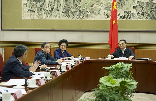 1月17日,国务院总理李克强在北京中南海主持召开座谈会,听取专家学者和企业界人士对《政府工作报告(征求意见稿)》的意见和建议。新华社记者 黄敬文 摄