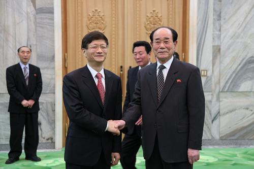 2月14日,朝鲜劳动党中央政治局常委、最高人民会议常任委员会委员长金永南(前右)在平壤万寿台议事堂会见正在朝鲜访问的中国国务委员、公安部部长孟建柱(前左)。新华社记者 高浩荣 摄