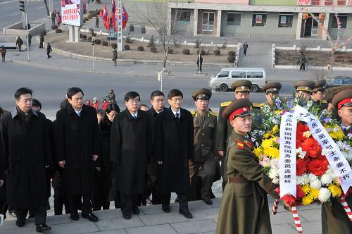 2月14日,正在朝鲜访问的中国国务委员、公安部部长孟建柱(中)参谒位于平壤牡丹峰麓的中朝友谊塔,并向中国人民志愿军烈士敬献花圈。新华社记者 赵展 摄