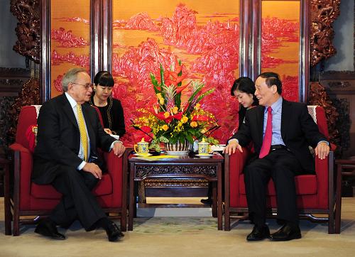 3月7日,中国国务院副总理王岐山在北京中南海会见芝加哥商业交易所集团终身荣誉主席利奥·梅拉梅德。新华社记者 张铎 摄
