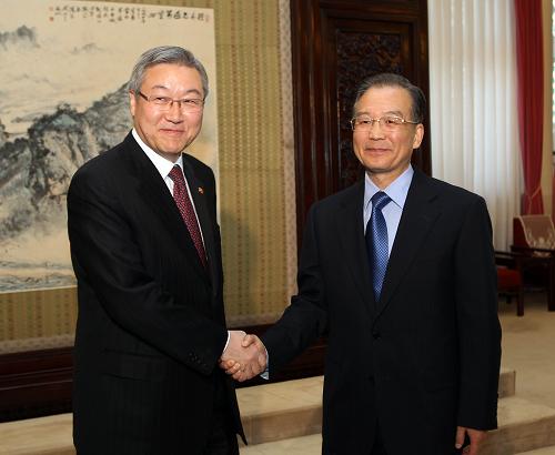 3月29日,中国国务院总理温家宝在北京中南海会见韩国外交通商部长官金星焕。新华社记者 刘卫兵 摄