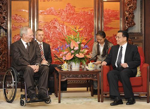 3月30日,国务院副总理李克强在北京中南海紫光阁会见德国财政部长朔伊布勒。 新华社记者谢环驰摄