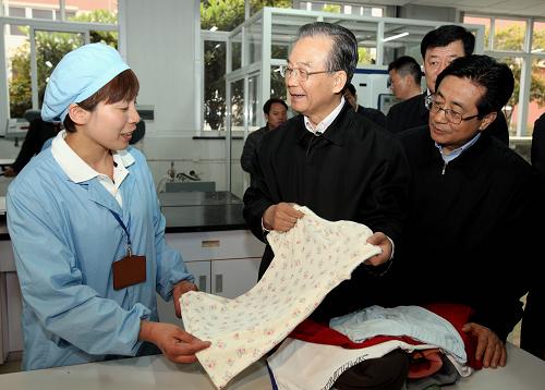 近日,中共中央政治局常委、国务院总理温家宝在浙江就经济运行情况进行调研。这是4月8日,温家宝在宁波申洲国际集团控股有限公司考察。新华社记者 姚大伟 摄