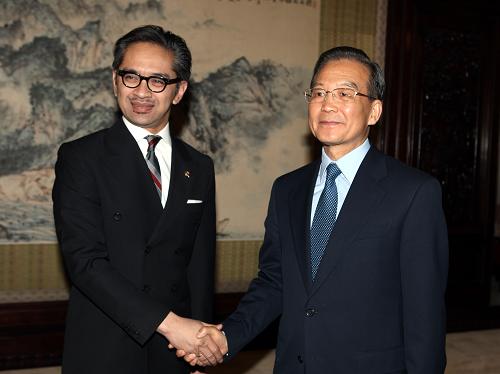 4月19日,国务院总理温家宝在北京中南海紫光阁会见印度尼西亚外长马蒂。 新华社记者 姚大伟 摄