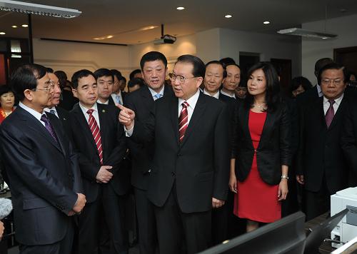 当地时间4月19日,正在肯尼亚访问的中共中央政治局常委李长春亲切看望中央媒体驻非洲总站记者。新华社记者 马占成 摄