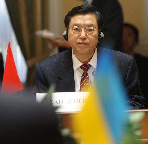 4月20日,正在乌克兰访问的中国国务院副总理张德江在基辅出席中乌合作委员会第一次会议。当日,张德江在基辅会见了乌克兰第一副总理、中乌合作委员会乌方主席克柳耶夫。两国副总理共同主持了中乌合作委员会第一次会议,正式启动委员会工作。新华社记者 鲁金博 摄