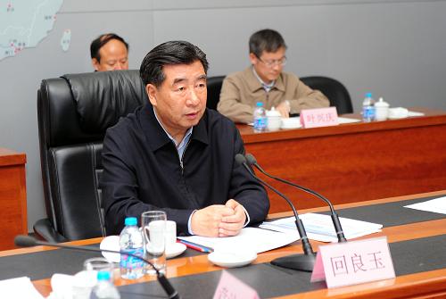 4月22日,国家防汛抗旱总指挥部在北京国家防总指挥中心召开全体会议。中共中央政治局委员、国务院副总理、国家防总总指挥回良玉出席会议并讲话。新华社记者 张铎 摄