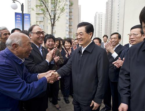 4月29日至5月1日,中共中央总书记、国家主席、中央军委主席胡锦涛在天津考察工作。这是胡锦涛在保障性住房小区秋怡家园亲切看望居民,了解他们的住房改善情况。新华社记者 李学仁 摄