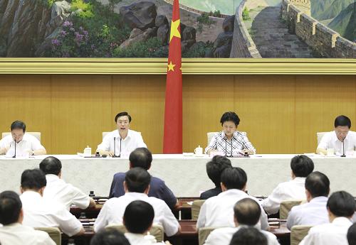 6月2日,国务院召开全国普通高校毕业生就业工作电视电话会议。中共中央政治局委员、国务院副总理张德江出席会议并讲话。中共中央政治局委员、国务委员刘延东主持会议。 新华社记者丁林摄