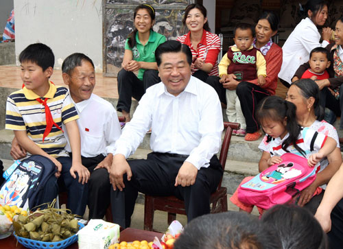 5月31日至6月4日,中共中央政治局常委、全国政协主席贾庆林先后来到贵州铜仁地区,重庆秀山县,湖南湘西州、张家界市等地,深入农村乡镇、工厂企业、城市社区和高等院校,就加快推进扶贫开发,促进武陵山区发展进行调研。这是6月3日,贾庆林在湖南张家界武陵源区索溪峪土家族乡双峰生态示范村与村民座谈。新华社记者 姚大伟 摄
